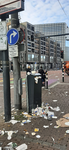 903883 Afbeelding van een overvolle vuilnisbak met een hoop afval ernaast op de hoek van de Lange Viestraat en de St. ...